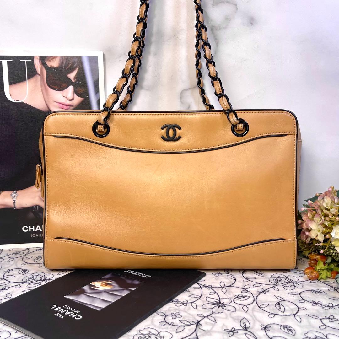 Chanel Chain CC Logo Tote Beige — view 2
