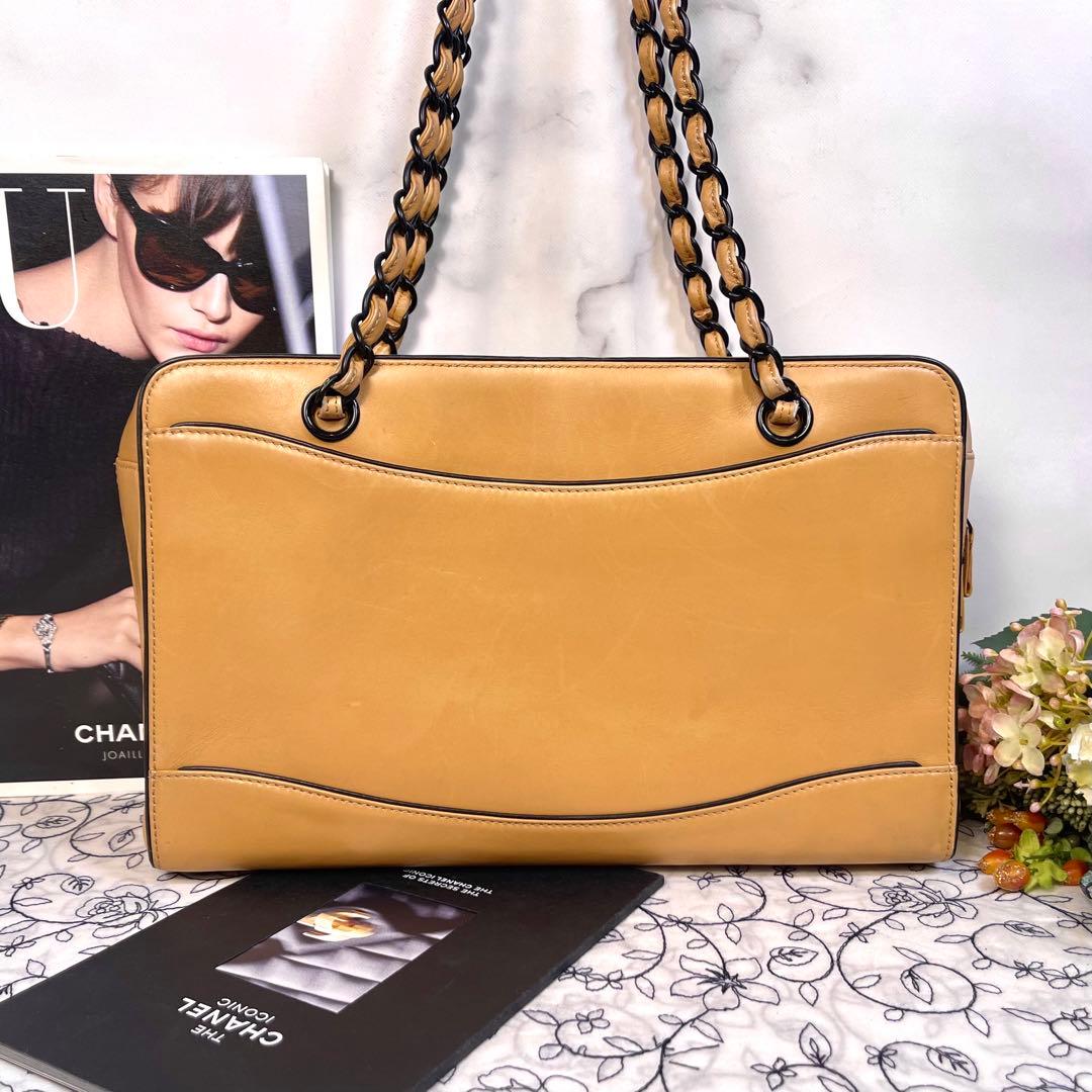 Chanel Chain CC Logo Tote Beige — view 3