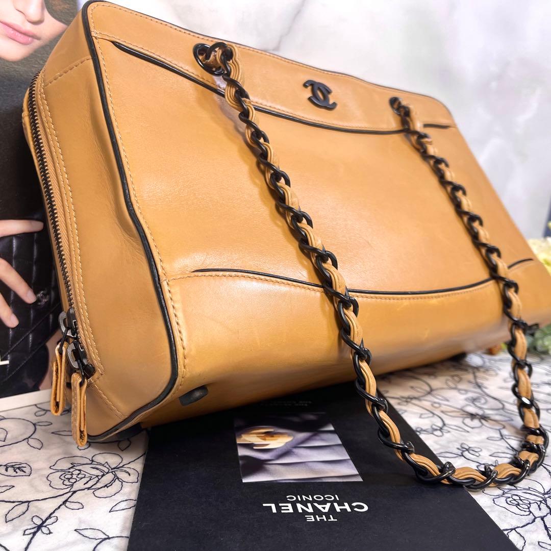Chanel Chain CC Logo Tote Beige — view 4