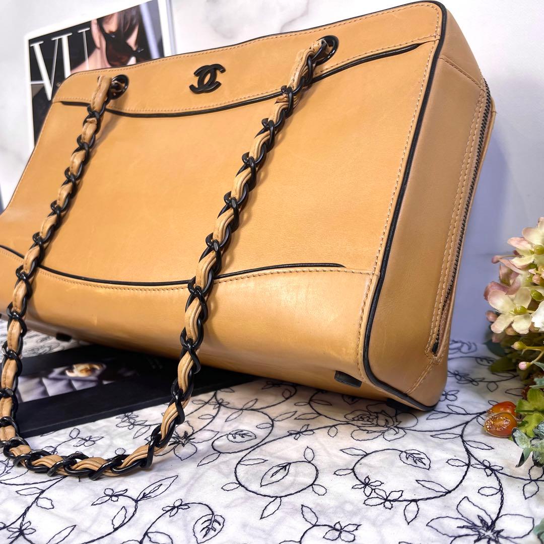 Chanel Chain CC Logo Tote Beige — view 5