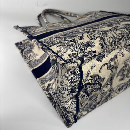Dior Toile de Jouy Book Tote Large — view 9