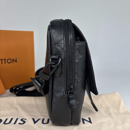 Ultra Louis Vuitton Monogram Shadow Shoulder Bag Phone Pouch