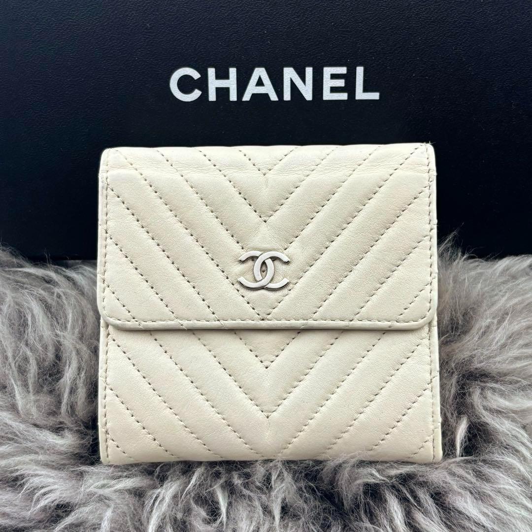 Chanel Wallet Chez Blanc Stitch Hook Trifold — view 2
