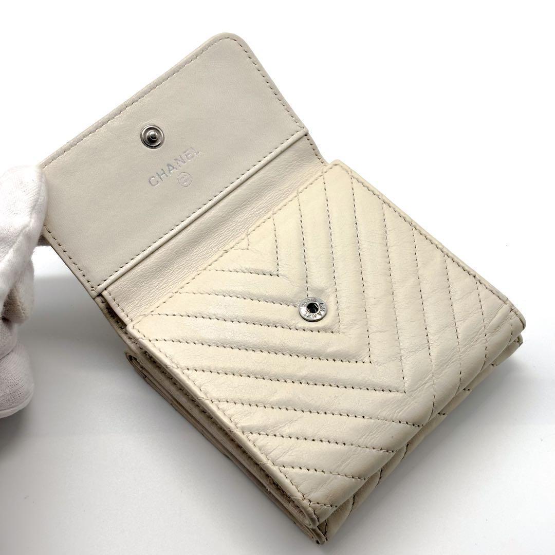 Chanel Wallet Chez Blanc Stitch Hook Trifold — view 3