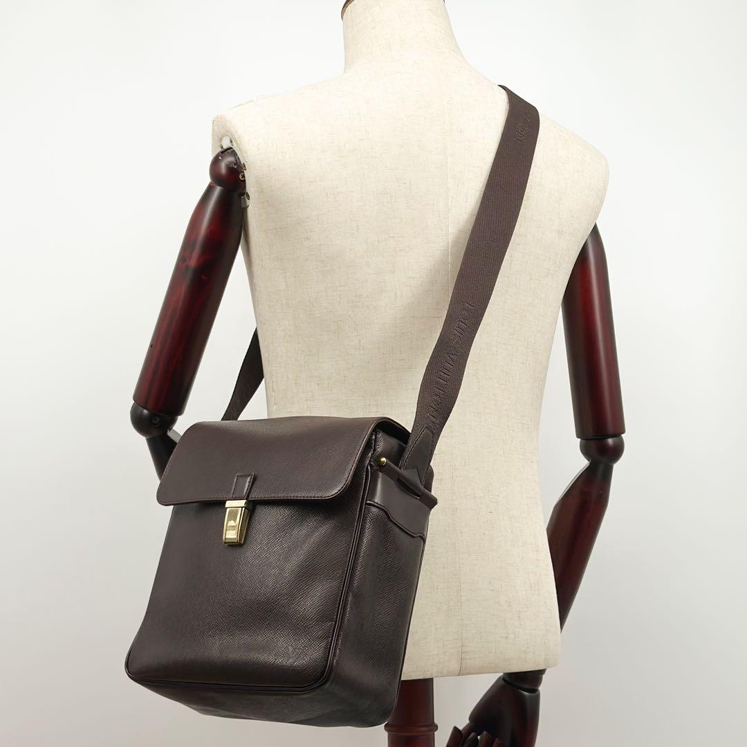 Louis Vuitton Taiga Yaranga Shoulder Bag Messenger Leather — view 4