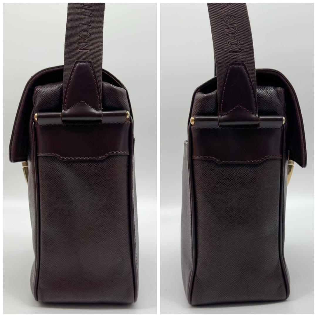 Louis Vuitton Taiga Yaranga Shoulder Bag Messenger Leather — view 5