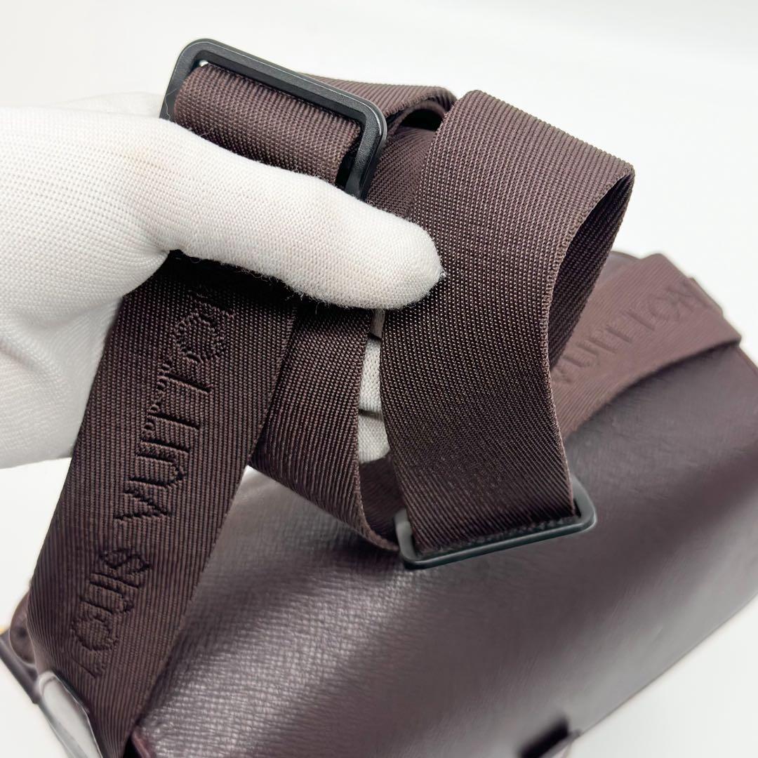 Louis Vuitton Taiga Yaranga Shoulder Bag Messenger Leather — view 9