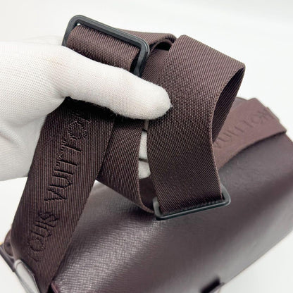 Louis Vuitton Taiga Yaranga Shoulder Bag Messenger Leather — view 9
