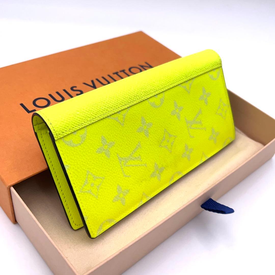 Louis Vuitton Taigarama Portefeuille Brazza Neon Yellow Wallet