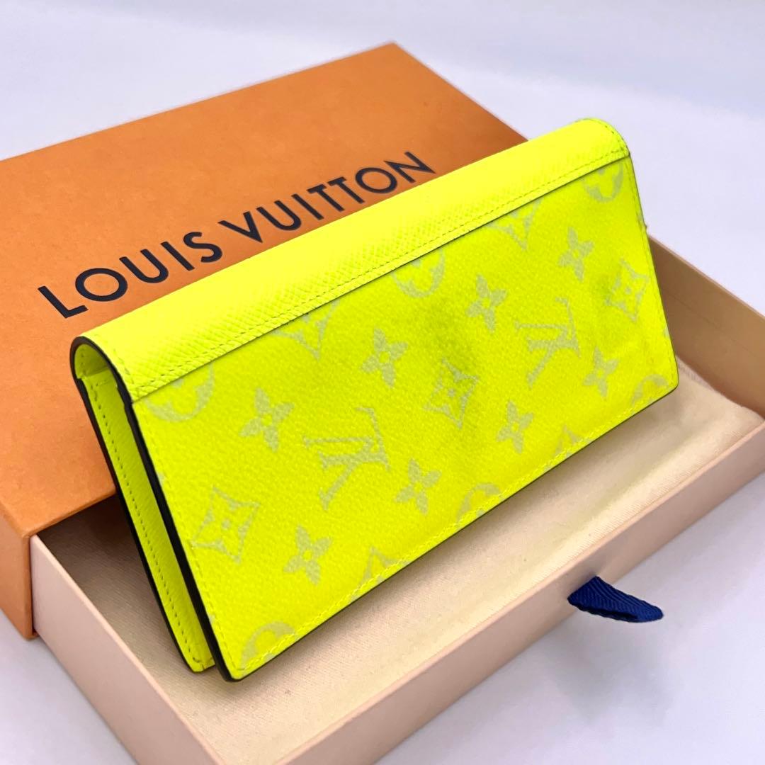 Louis Vuitton Taigarama Portefeuille Brazza Neon Yellow Wallet — view 2