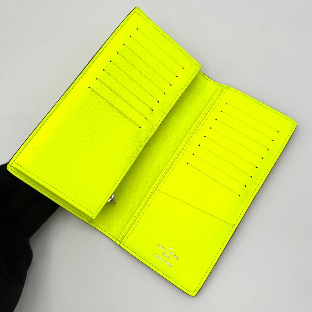 Louis Vuitton Taigarama Portefeuille Brazza Neon Yellow Wallet — view 3