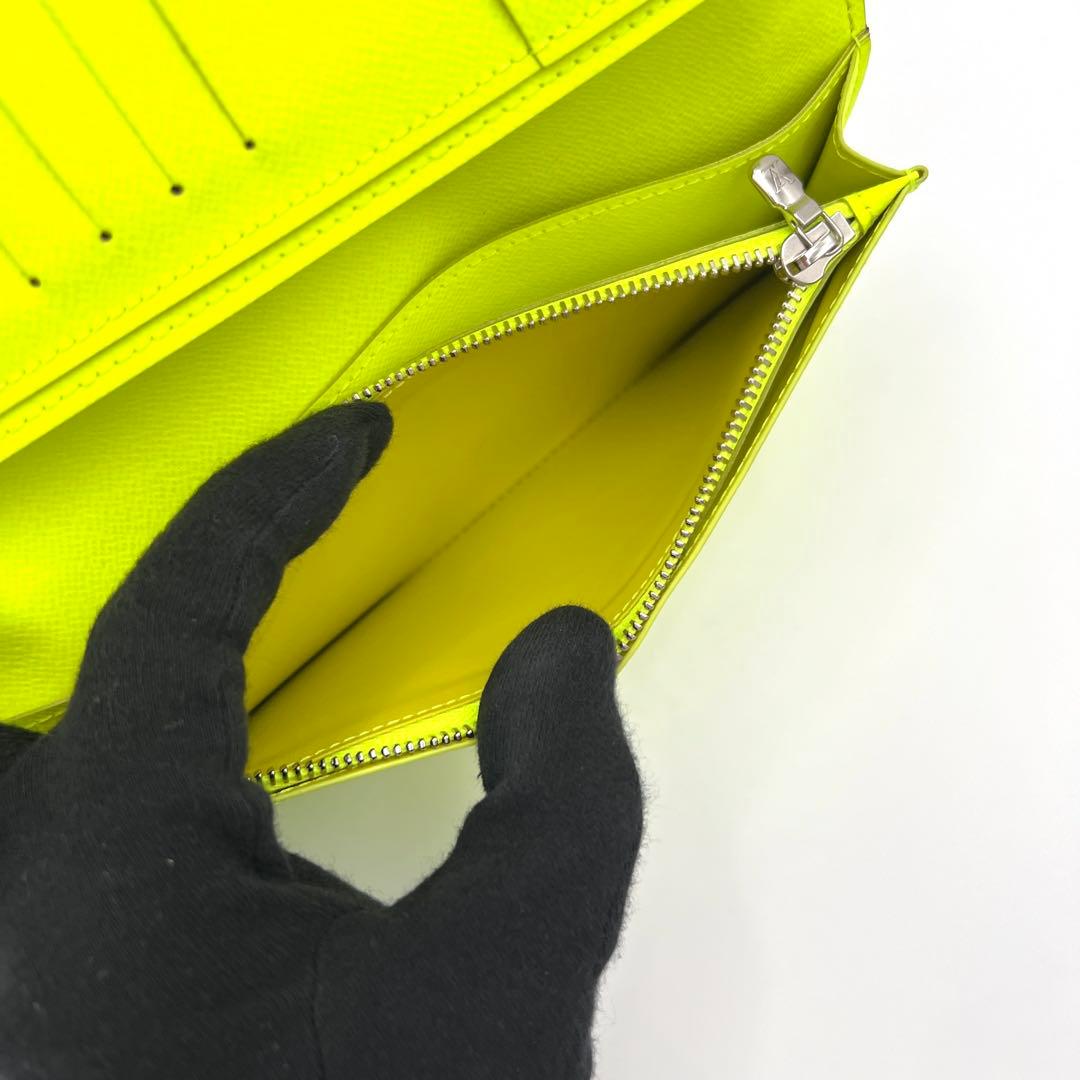 Louis Vuitton Taigarama Portefeuille Brazza Neon Yellow Wallet — view 6