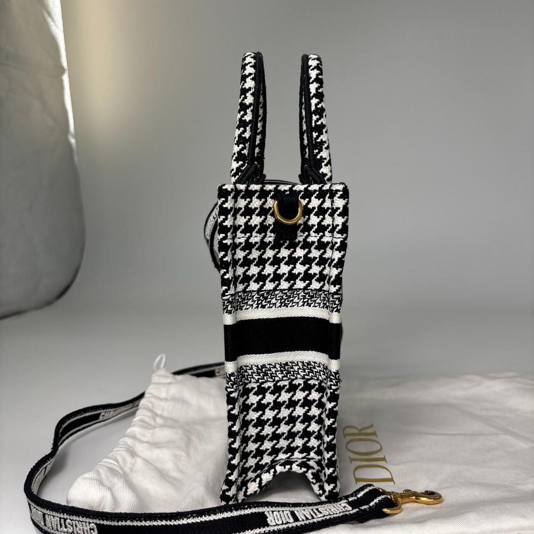 Dior Book Tote Vertical Shoulder — view 4