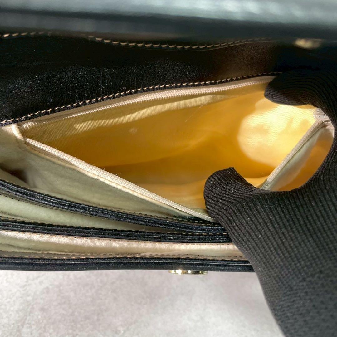 Gucci GG Shoulder Bag Black Leather Gold — view 6