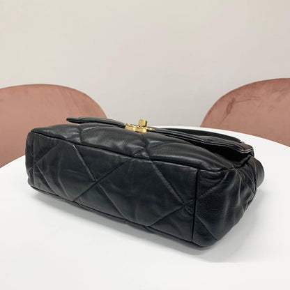 Chanel 19 CC Logo Ta on Rock Chain on Shoulder Bag — view 4