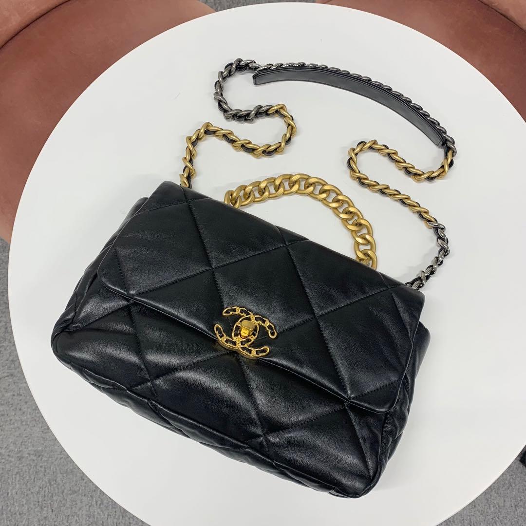 Chanel 19 CC Logo Ta on Rock Chain on Shoulder Bag — view 5