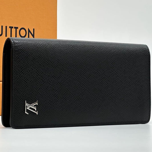 Louis Vuitton Portefeuille Brazza NM Taiga Silver Wallet