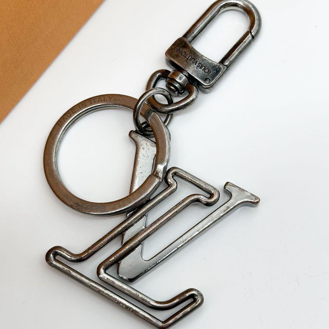 Louis Vuitton Porte Cles LV Initial Silver New Wave Charm