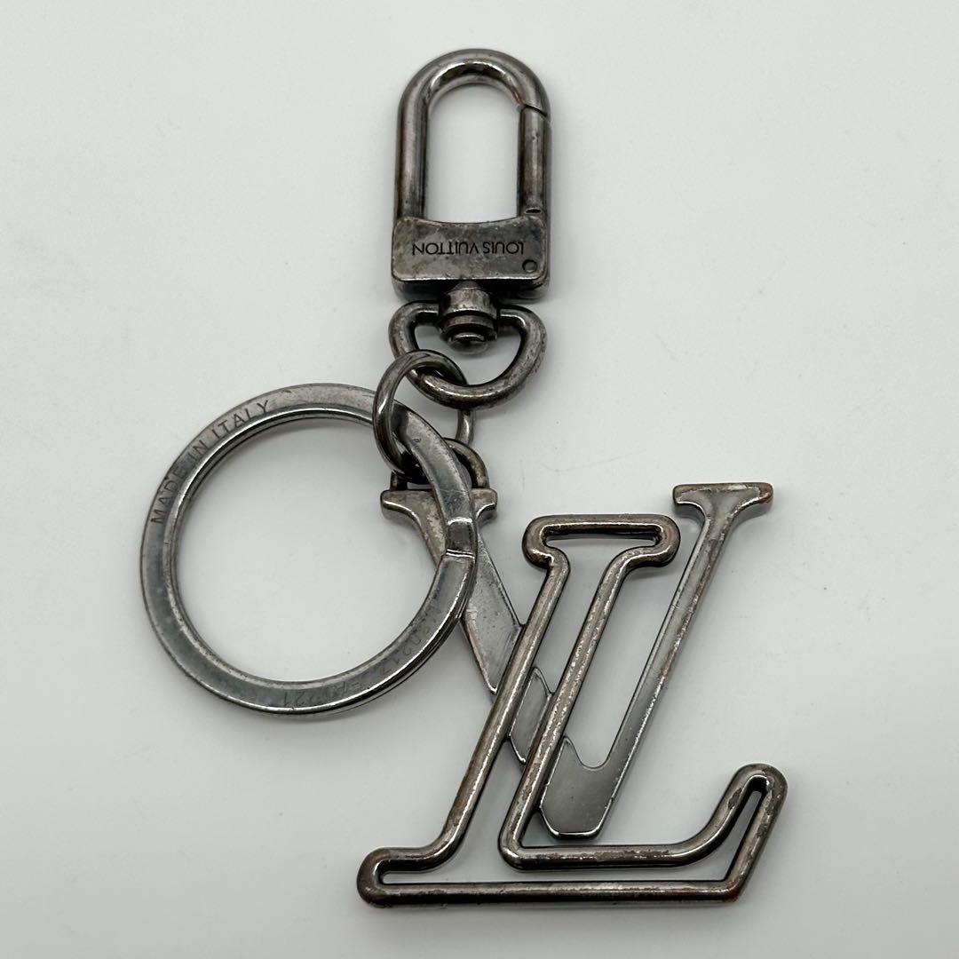 Louis Vuitton Porte Cles LV Initial Silver New Wave Charm — view 3