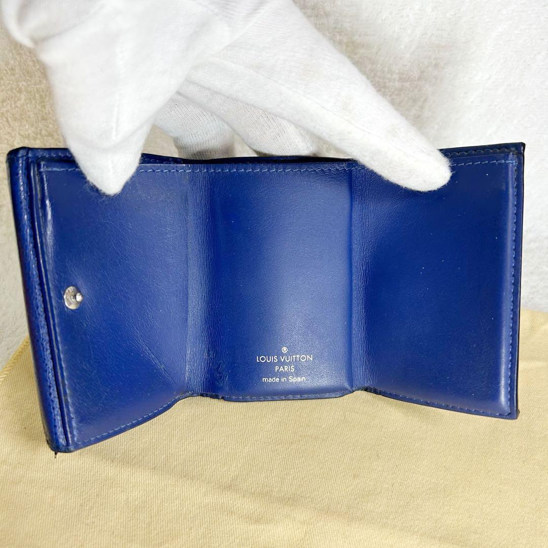 Louis Vuitton Discovery Taiga Llama Compact Trifold Wallet
