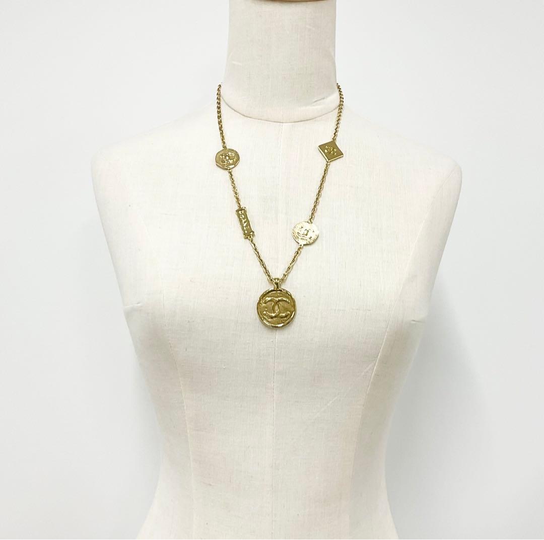 Chanel Necklace CC Logo Plate Gold — view 7