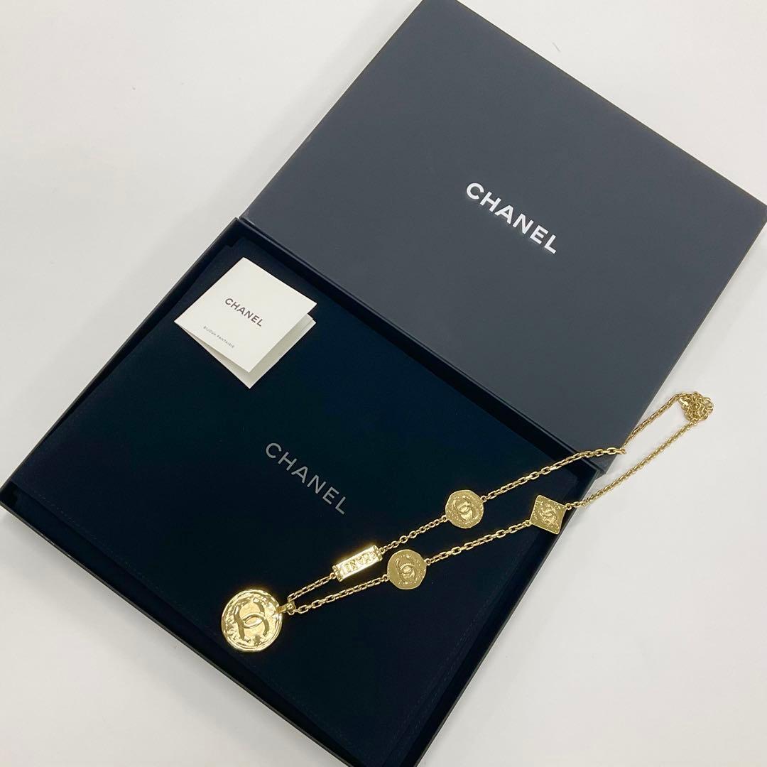 Chanel Necklace CC Logo Plate Gold — view 8