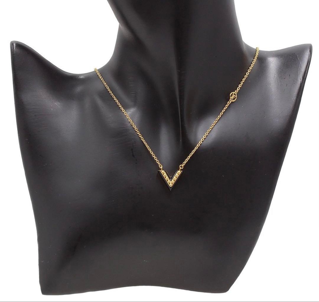 Louis Vuitton Essential V LV Circle Necklace