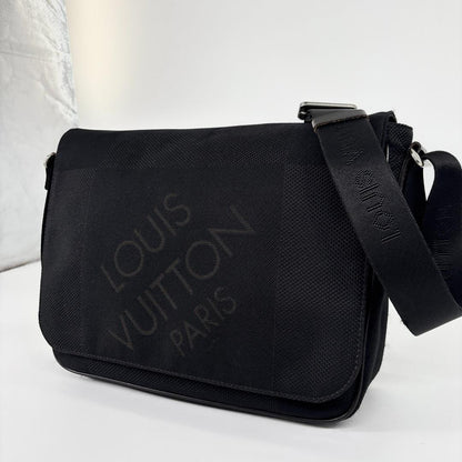 Louis Vuitton Damier Geant Petite Messager Shoulder — view 2