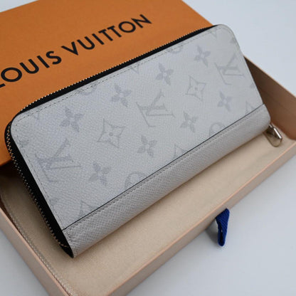 Louis Vuitton Taigarama Vertical Wallet Antarctica — view 2