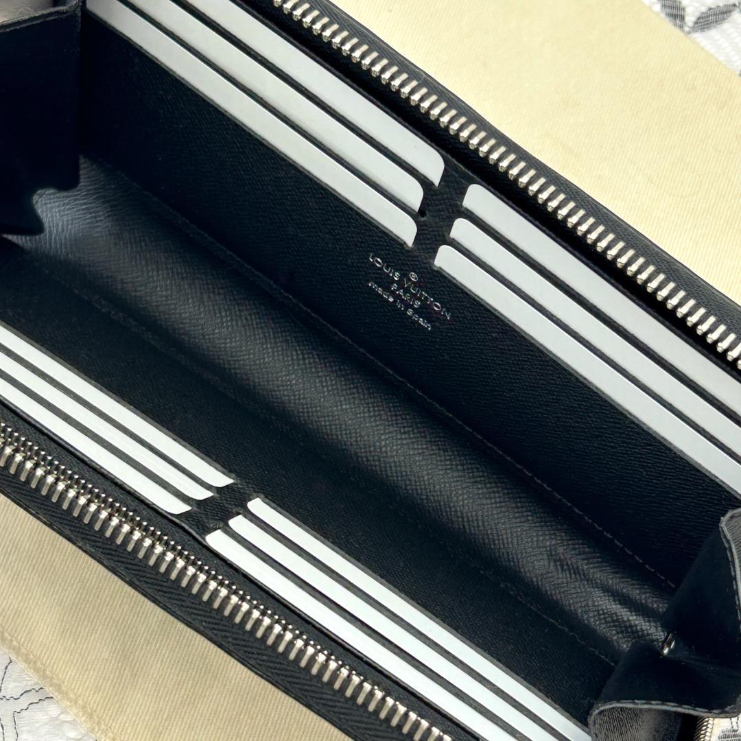 Louis Vuitton Taiga Zippy Dragonne Wallet