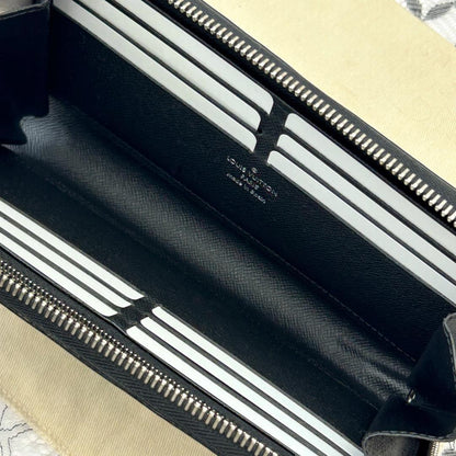Louis Vuitton Taiga Zippy Dragonne Wallet
