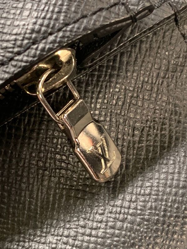 2577 Louis Vuitton Portefeuille Brazza Long Wallet M32572 Taiga Ardoise Black