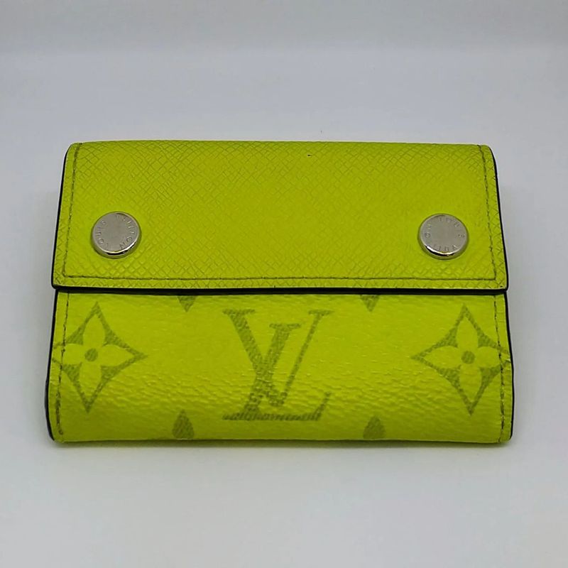 Louis Vuitton Wallet Trifold Wallet Taiga Llama Discovery Compact M67629