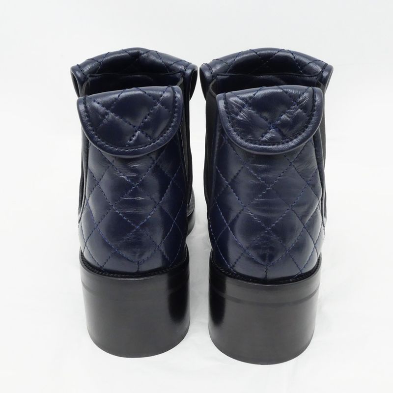 Chanel Matelasse Turnlock Side Gore Shorts Navy - G45144 38 25cm