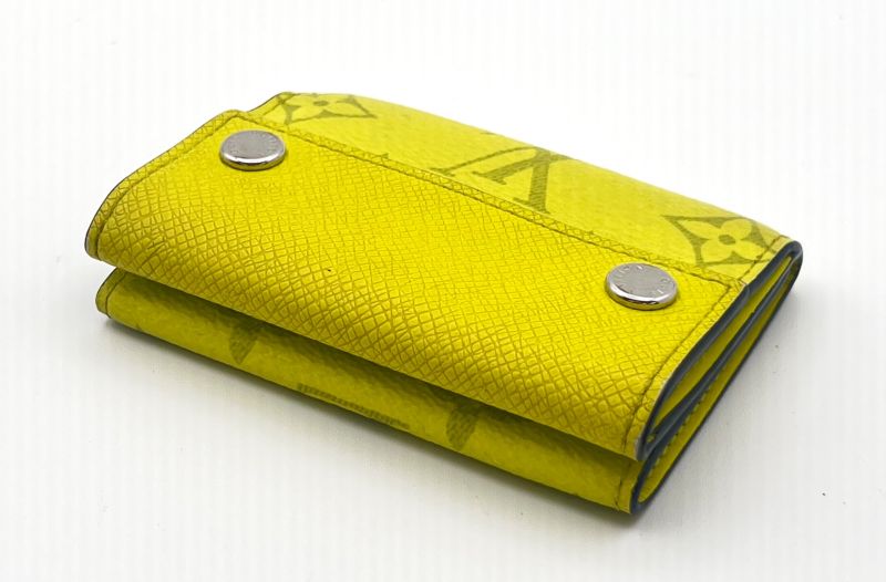 Louis Vuitton Wallet Trifold Wallet Taiga Llama Discovery Compact M67629