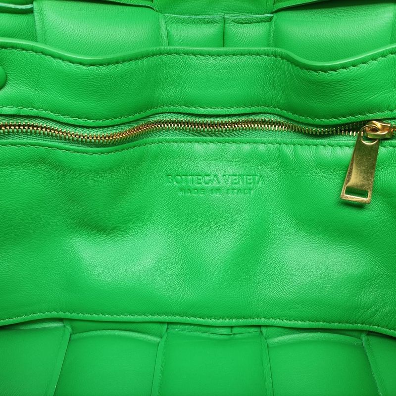 Bottega Veneta The Chain Cassette Green Lambskin B09108320p