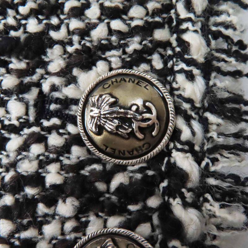 CHANEL Vintage P24398 04A Front Hook Cut-off Tweed Jacket With Ribbon And Coco