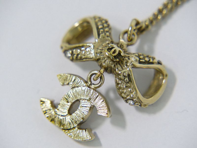 Authentic Chanel Coco Mark Ribbon Motif Rhinestone Necklace Pendant GP Gold
