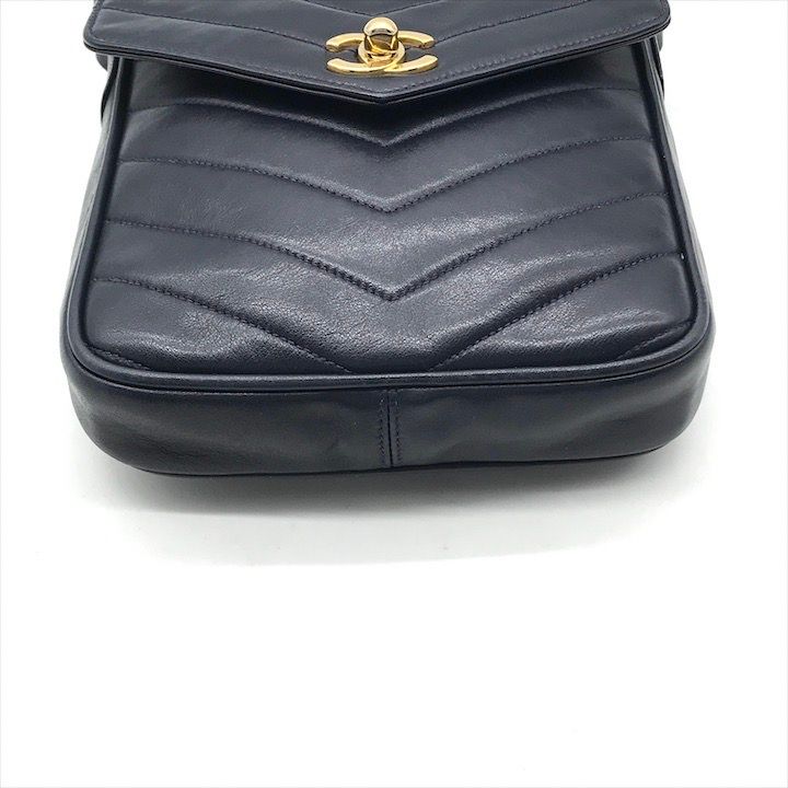Chanel CC Logo Turnlock Chez Blanc Lambskin Shoulder Bag Navyware