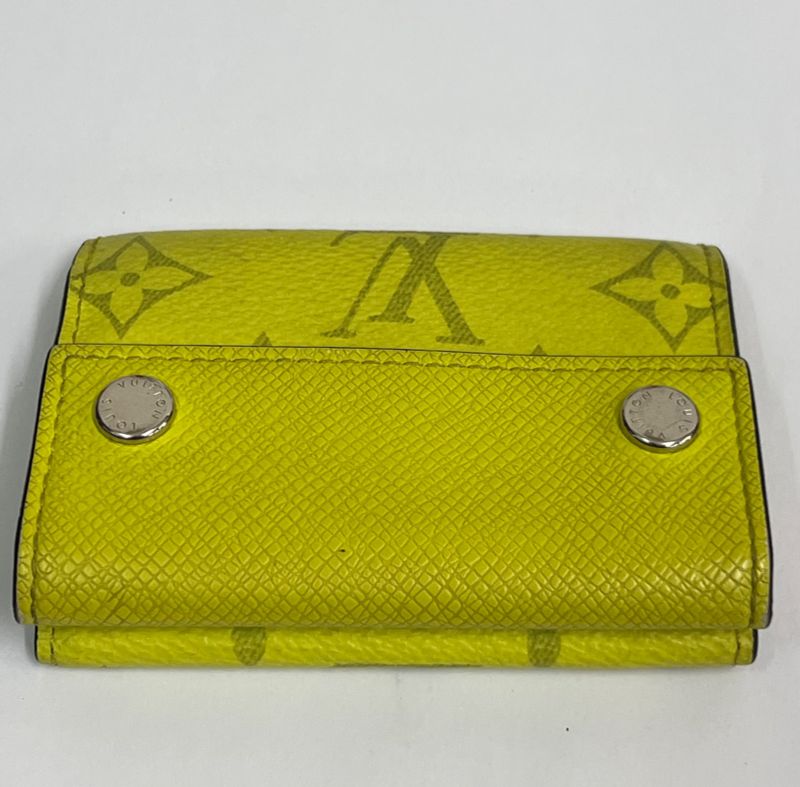 Louis Vuitton Wallet Trifold Wallet Taiga Llama Discovery Compact M67629