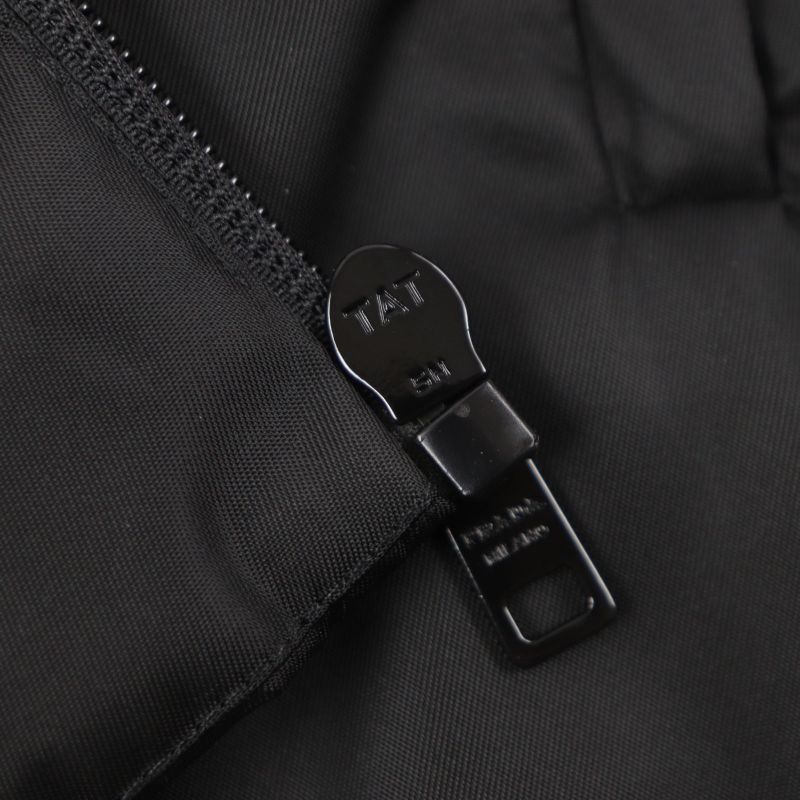 Prada Umc149 100% Virgin Wool Re-nylon Triangle Logo Triangle Plate Knit