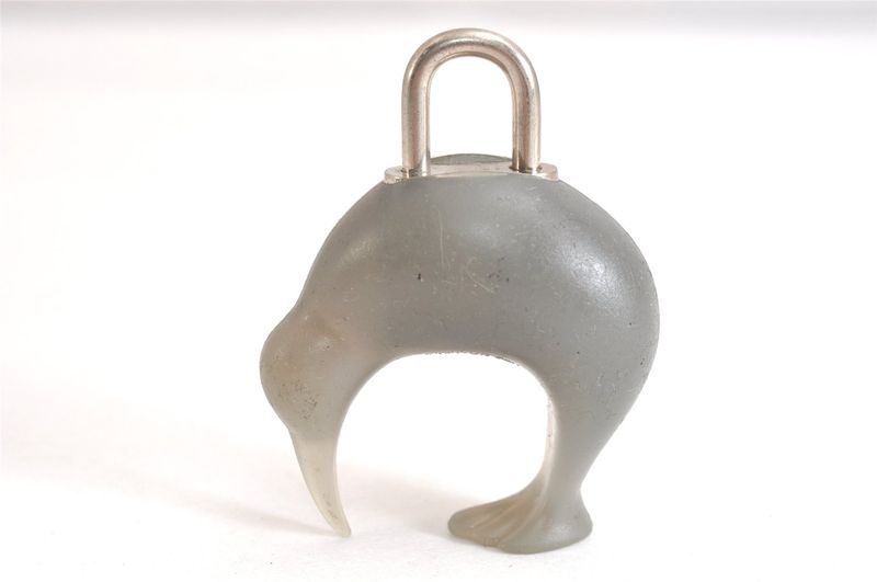 Louis Vuitton Cup 2000 Kiwi Motif Padlock Cadena Key Gray LV 2927n