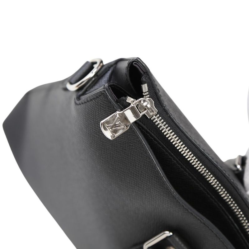 Louis Vuitton M34400 Taiga Shoulder Bag Anton Briefcase Business Bag Louis
