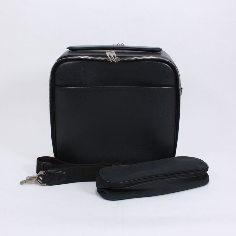 Louis Vuitton Taiga Ardoise Leather Black Shoulder Bag Silver M30762