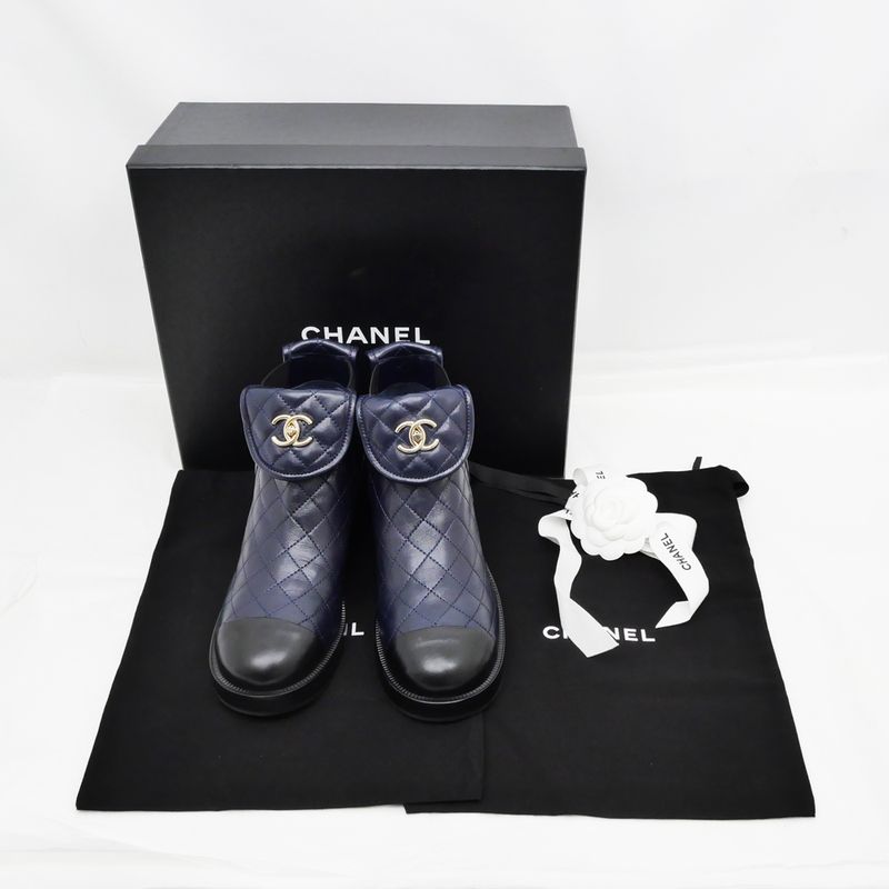 Chanel Matelasse Turnlock Side Gore Shorts Navy - G45144 38 25cm