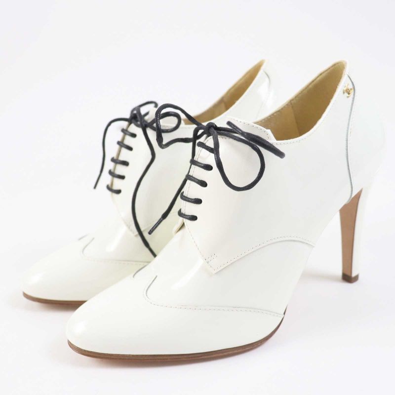 CHANEL 17A G33057 Lace-up Patent Leather Booties With Coco Mark White Gold