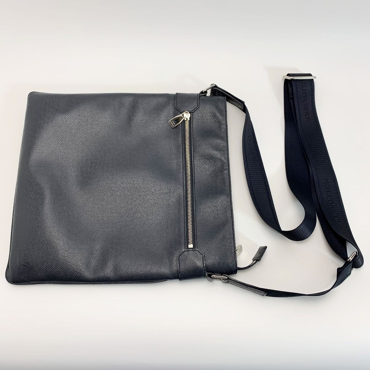 Louis Vuitton Taiga Sacha Ardoise M32712 Shoulder Bag Men's