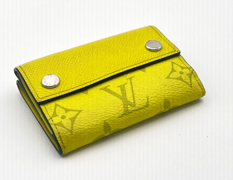 Louis Vuitton Wallet Trifold Wallet Taiga Llama Discovery Compact M67629